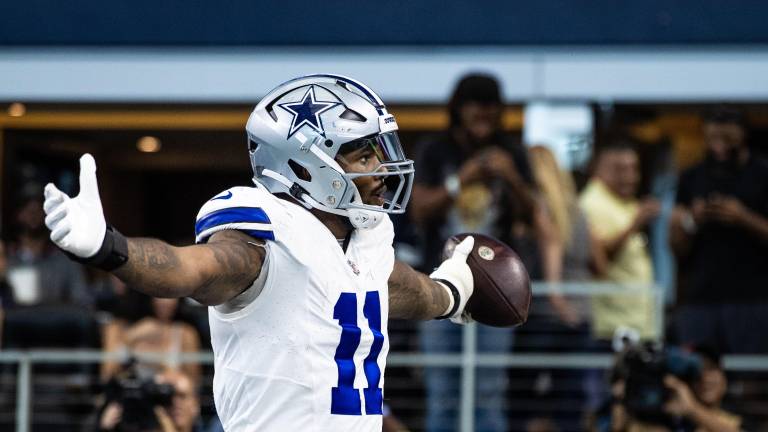 Micah Parsons, estrella defensiva de los Dallas Cowboys, ha solicitado ser traspasado tras meses de tensión con la directiva del equipo.