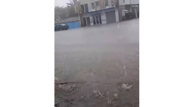 Algunas calles registran inundaciones.