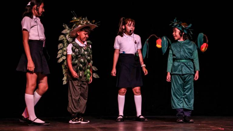 Alumnos del Taller de Teatro que imparte Gustavo Enríquez.