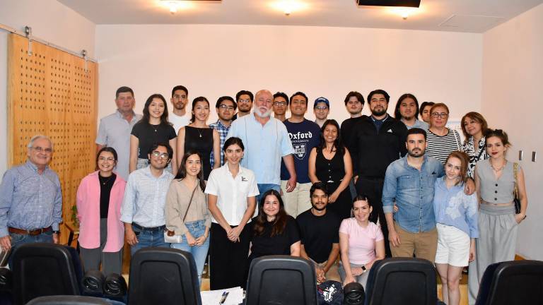 Manuel Clouthier Carrillo compartió con jóvenes consejos sobre emprendimiento y formación del carácter durante una charla realizada en La Casa del Maquío.