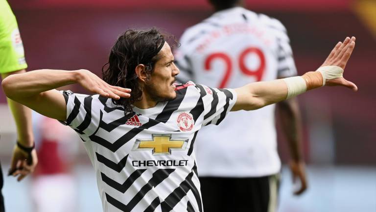 Edinson Cavani celebra tras anotar el tercer gol del Manchester United en la victoria 3-1 ante Aston Villa en la Liga Premier inglesa, el domingo 9 de mayo de 2021.