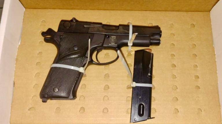 El hombre llevaba consigo la pistola fajada a la cintura.