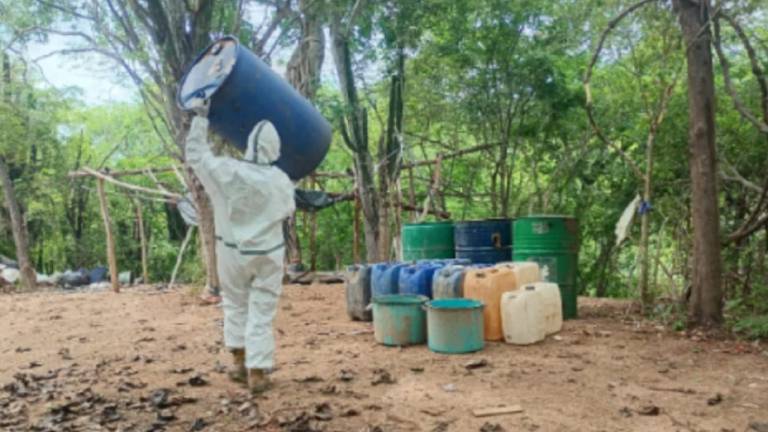 Militares aseguraron bidones con sustancias químicas en zonas rurales de Culiacán y Cosalá.