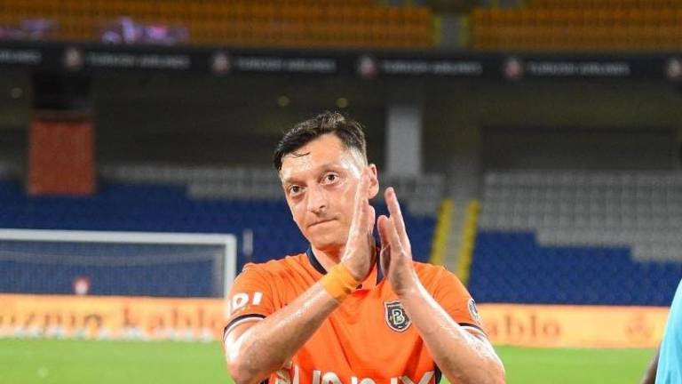 Mesut Özil se retira.