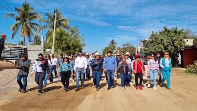 Vecinos de la localidad salieron de sus casas para apreciar los contingentes.