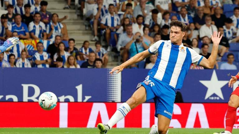 Miguel Ángel Rubio anota el primer gol del Espanyol.
