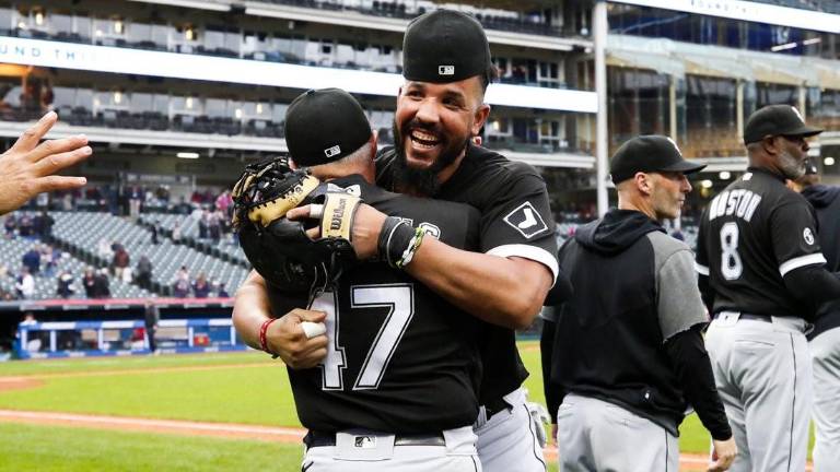 José Abreu y el resto de sus compañeros de los Medias Blancas celebran la obtención de su calificación a la postemporada.
