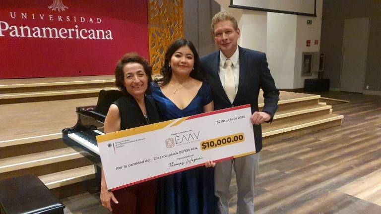 La soprano Evelyn Tovón al recibir el Premio Fisher Dieskau.