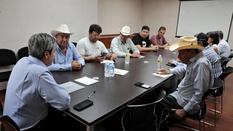 Reunión de autoridades de Sinaloa con agricultores que han protestado desde el lunes.