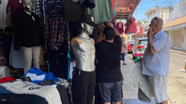 Camisas, gorras y cinturones, entre lo más buscado para regalo del Día del Padre.