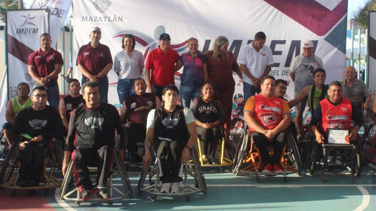 Autoridades municipales estuvieron presentes en la ceremonia.