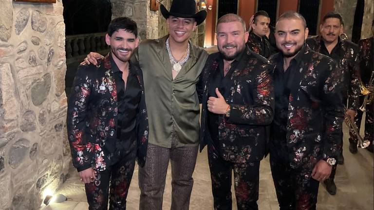 Banda El Recodo y el vocalista de Grupo Firme, Eduin Caz.