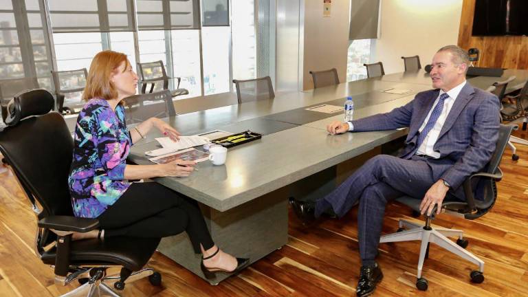 Tatiana Clouthier y Quirino Ordaz en la Secretaría de Economía.