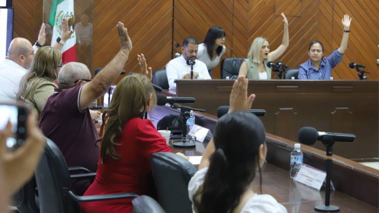Sesión de Cabildo en la que aprueban dictamen de ordenamiento al sector inmobiliario.