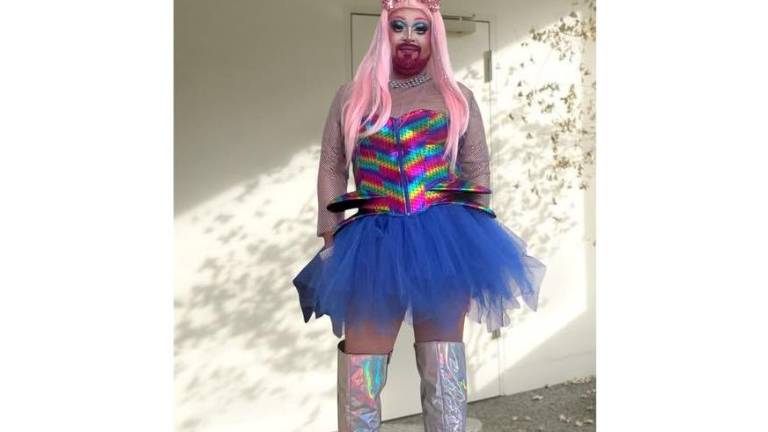 Pelushe Stars, artista drag y activista LGBT+ deMazatlán, trabaja para visibilizar la diversidad y promover la igualdad de derechos.