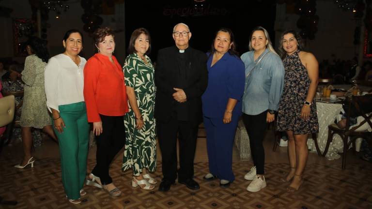 El Padre Horacio Hernández entre las organizadoras de la convivencia, Mariana Gamboa, Adelita García, Rosy Guzmán, Elsa Uribe, Paulina Uribe y Cinthia Figueroa.