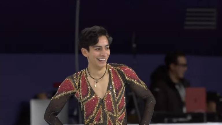 El seleccionado nacional de patinaje artístico sobre hielo, Donovan Carrillo, durante una competencia internacional.