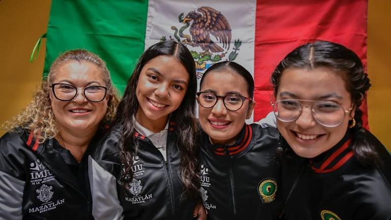 Las alumnas mazatlecas Natalia Quetzalli Martínez González, Samantha Guadalupe Carrasco Tovar y Génesis Ayón Loza, así como su mentora la profesora Judith Rebeca González Muñoz, de la Preparatoria José Vasconcelos ganaron medalla de oro en el Festival Internacional de Ingeniería, Ciencia y Tecnología en Túnez.