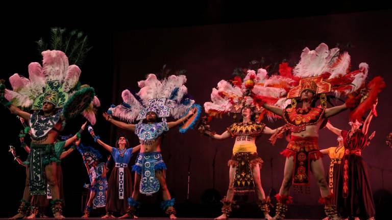 Los 43 artistas, entre bailarines, coreógrafos y músicos, que participaron en la gala, se despidieron en un colorido programa.