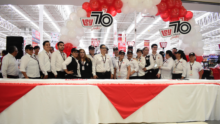 Directivos y colaboradores de Casa Ley celebran su 70 aniversario.