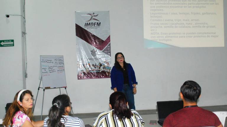 La nutrióloga Silvia Elizabeth Osuna Alvarado da el curso a los entrenadores.