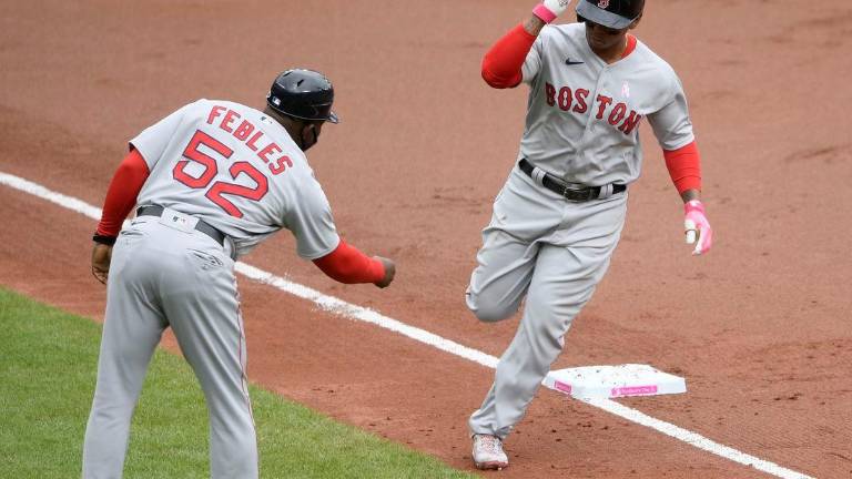 Rafael Devers pasa por tercera base al conectar jonrón sobre los Orioles de Baltimore.