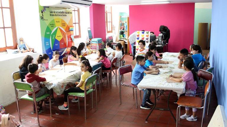 Los pequeños exploran su creatividad en el Taller de Pascua