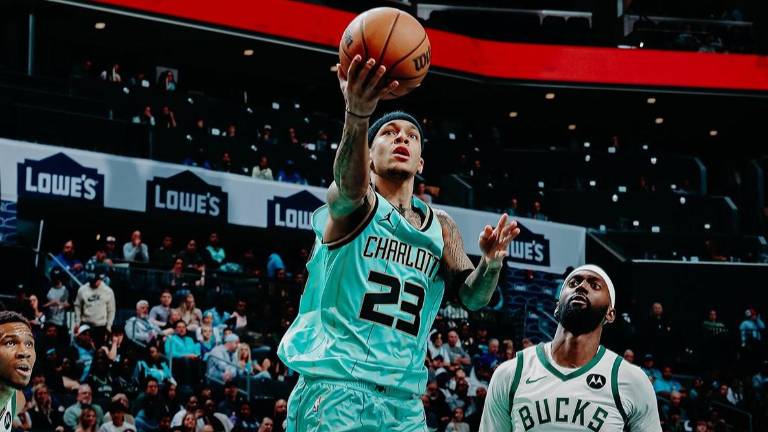 Tree Mann aportó 11 puntos para el triunfo de los Hornets sobre los Bucks.