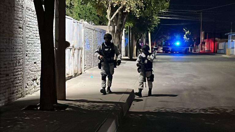 Vecinos de colonias como El Barrio, Villa Satélite y 5 de Febrero reportaron una fuerte balacera la noche de este jueves; autoridades se desplegaron en la zona.