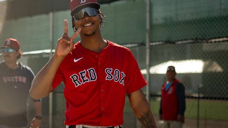 Brayan Bello sufre de una inflamación en su hombro derecho y está en duda para iniciar la temporada regular de los Medias Rojas.