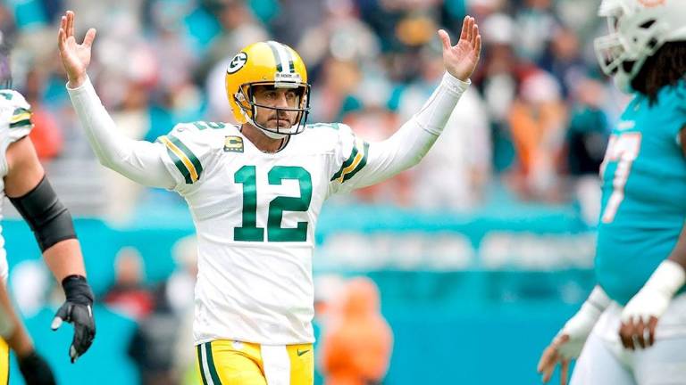 Aaron Rodgers guió a los Packer a un triunfo que los mantiene con posibilidades.