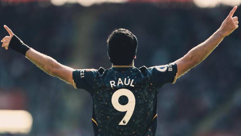 Raúl Jiménez festeja el gol del triunfo para los Wolves.