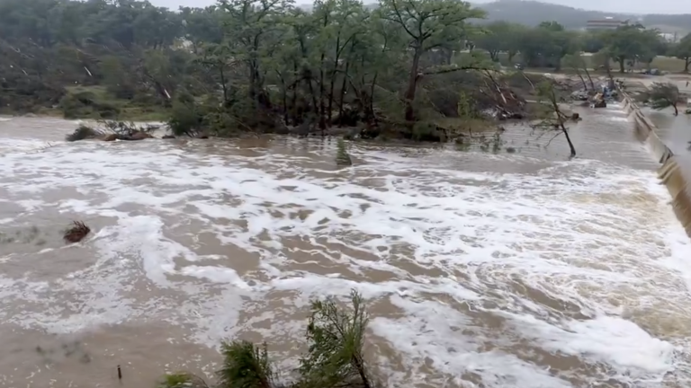 Las inundaciones en Texas han dejado decenas de muertos, desaparecidos y miles de evacuados en varios condados.