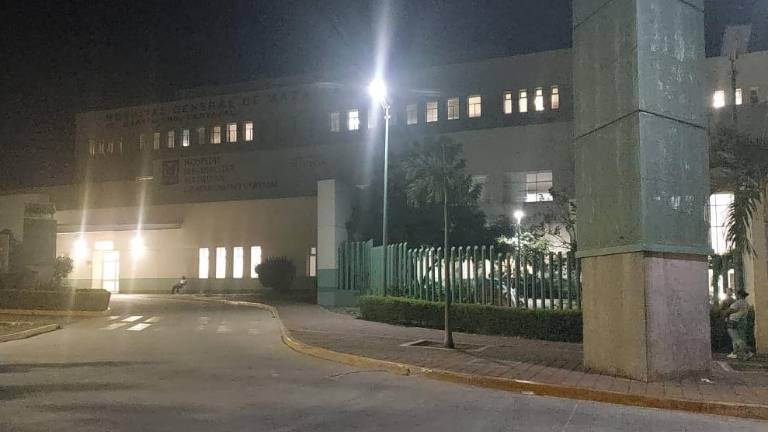 Autoridades de la Fiscalía estatal acudieron al Hospital General para realizar las diligencias tras el fallecimiento de un hombre herido con arma blanca.