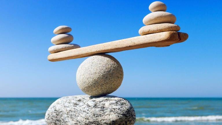 Equilibrio de piedras en el mar