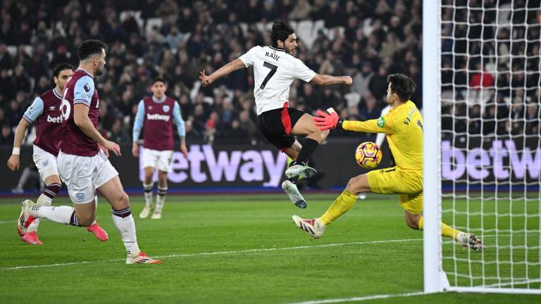 Raúl Jiménez buscó el gol para el Fulham, que al final cayó ante el West Ham de Edson Álvarez.