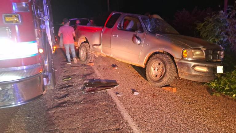 Paramédicos y cuerpos de emergencia atendieron a los lesionados tras la volcadura de una camioneta en la carretera Habal-Cerritos, en Mazatlán.