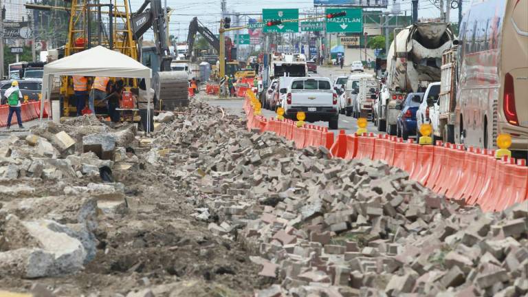 Ante la remoción de camellones, el escombro y la losetas fueron amontonadas en el lugar para después ir siendo retirados por un camión de carga.