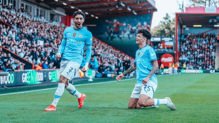 Manchester City saca sufrido triunfo por 2-1.