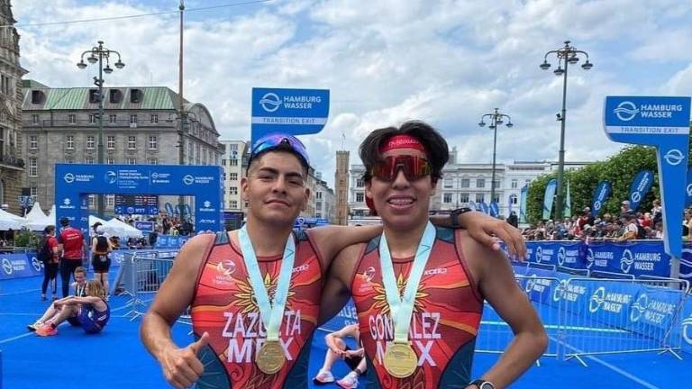 José Luis Zazueta (izq.) y Andrés González hacen el 1-2 para México.