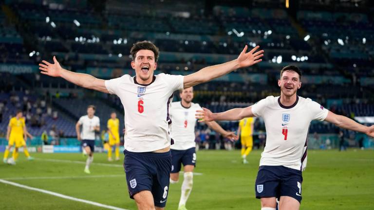 Harry Maguire celebra el segundo de los cuatro goles que Inglaterra le marcó a Ucrania para instalarse en semifinales de la Euro.