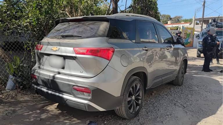 Una Chevrolet Captiva color gris, con reporte de robo, fue localizada abandonada en la sindicatura de Costa Rica.