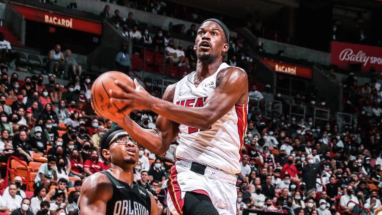 Jimmy Butler regresó de una lesión y fue pieza importante para el triunfo del Heat.