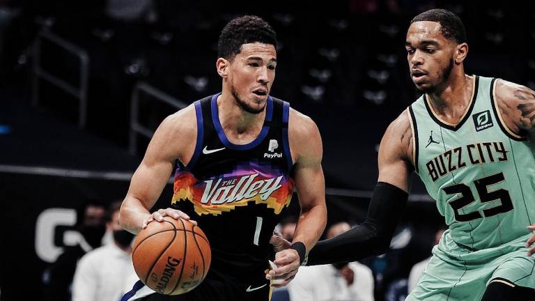 Devin Booker fue el alma al ataque por los Suns.