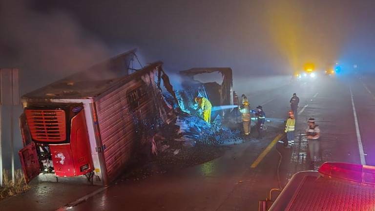 Un tráiler terminó incendiado durante la madrugada de este lunes.