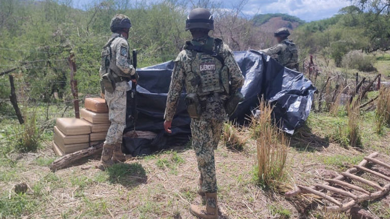 Militares decomisaron múltiples paquetes con mariguana en un paraje de la zona serrana de Badiraguato.