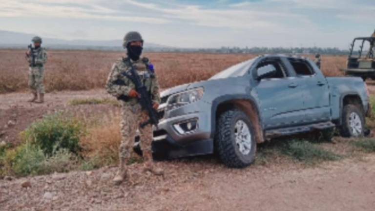 El Ejército localizó cargadores, cartuchos y material balístico al interior de una camioneta con reporte de robo en Culiacán.