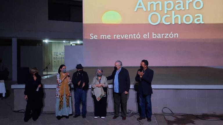 Autoridades durante la presentación del documental.