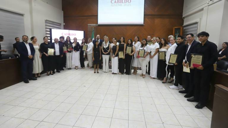 Integrantes del Cabildo Juvenil que se instaló en Mazatlán junto a las autoridades.