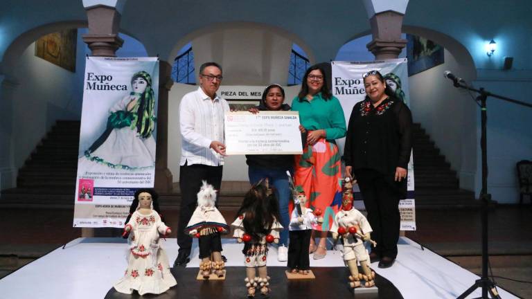 Juan Avilés Ochoa, director del Isic, entregó el reconocimiento.